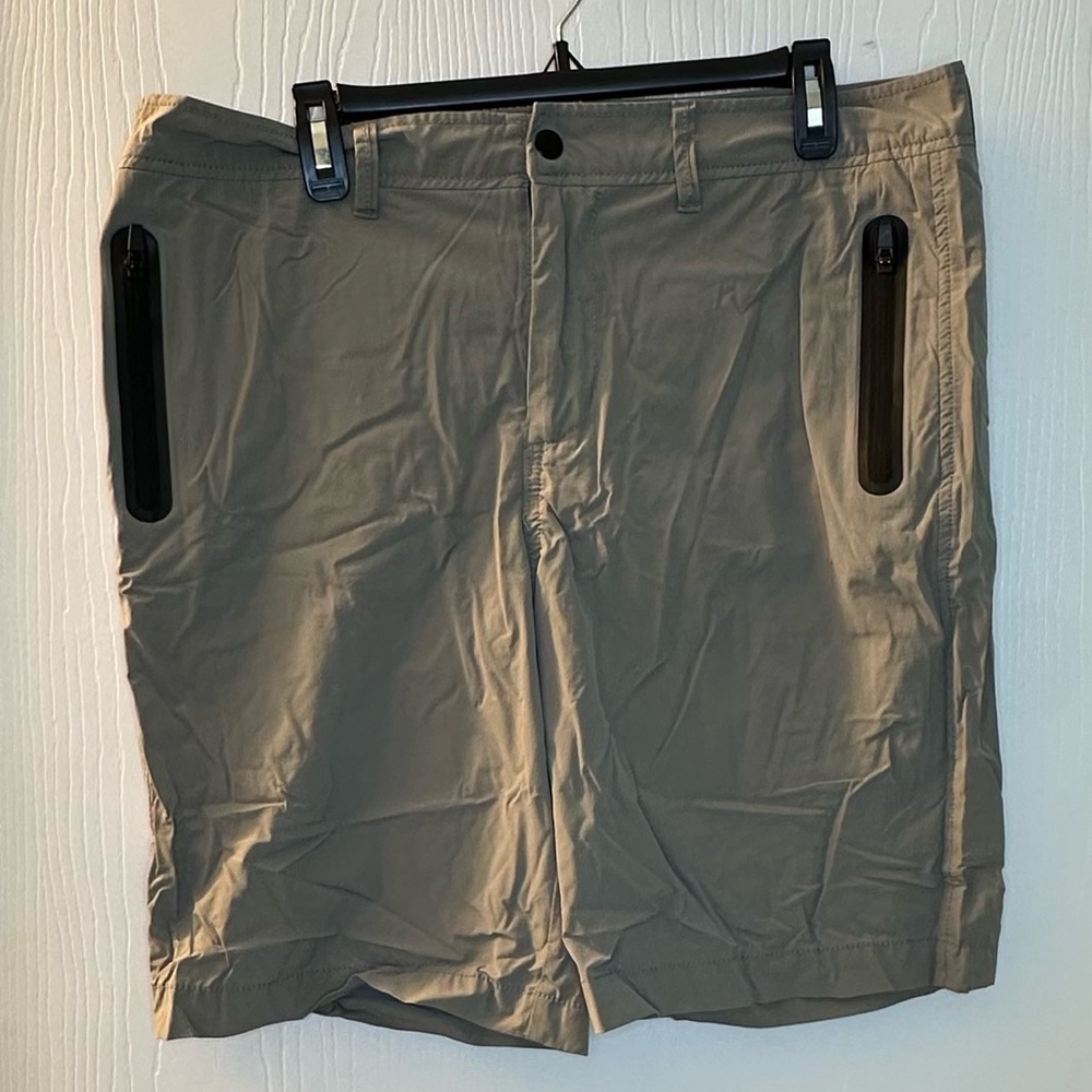 Aeropostale light gray casual‎ nylon shorts zipper pockets men’s 34 inseam 10”